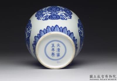 图片[2]-Lidded jar with decoration of chrysanthemum in underglaze blue, Qing dynasty, Yongzheng reign (1723-1735)-China Archive